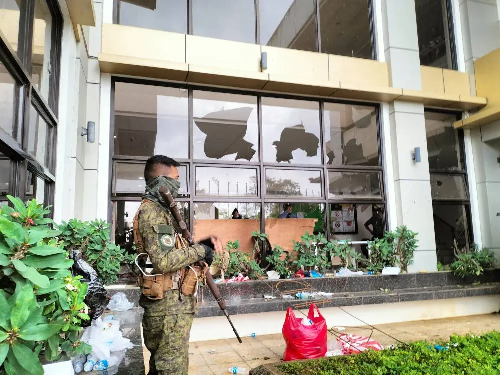 Chaos reigns in Lanao del Sur as opposition mayoralty bet’s supporters break glass wall in provincial capitol